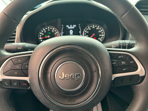 Used 2018 Jeep Renegade Latitude image 11