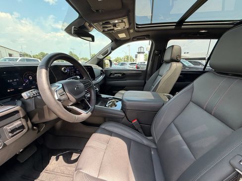 Used 2025 Chevrolet Suburban RST w/ RST Capability Package AWD/4WD image 4