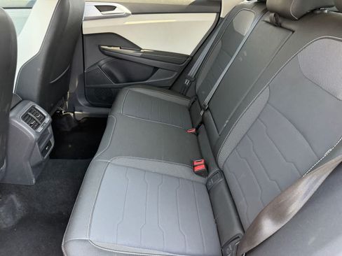 Used 2025 Volkswagen Taos SE AWD/4WD image 8