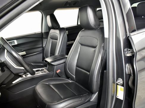 Used 2020 Ford Explorer XLT w/ Equipment Group 202A image 10