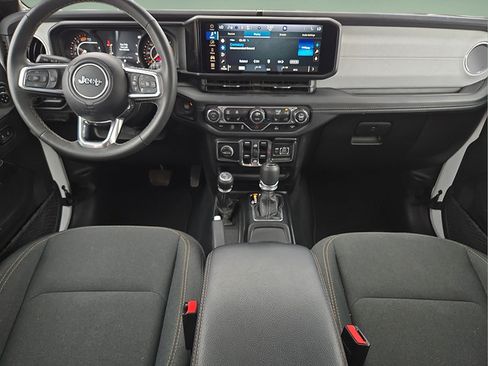Used 2025 Jeep Wrangler Unlimited Sahara AWD/4WD image 18