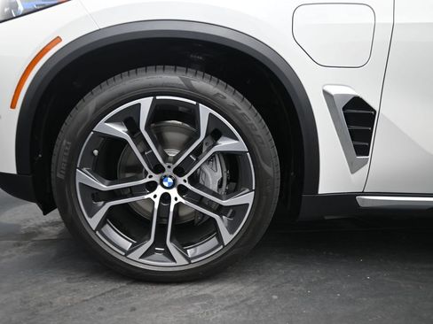 Used 2026 BMW X5 xDrive50e w/ Parking Assistance Package AWD/4WD image 4