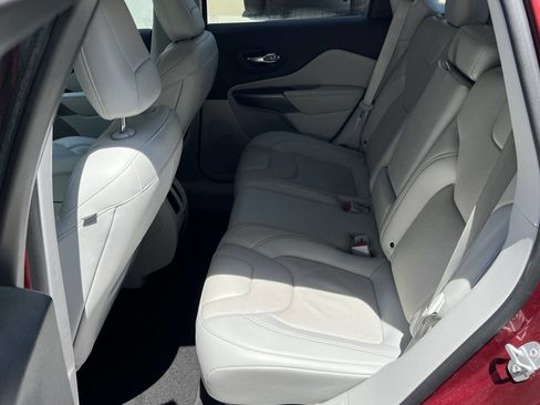 Used 2019 Jeep Cherokee Limited image 17