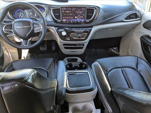 Used 2024 Chrysler Pacifica Touring-L image 17