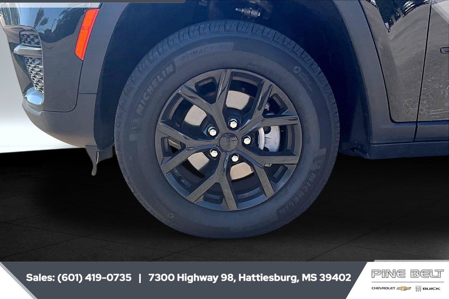 Used 2025 Jeep Grand Cherokee Altitude AWD/4WD image 7