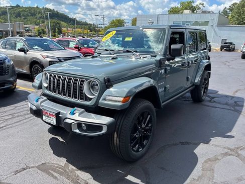 Used 2024 Jeep Wrangler Unlimited Sahara w/ Technology Group AWD/4WD image 3