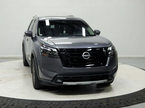 Used 2025 Nissan Pathfinder SL w/ SL Premium Package FWD image 3