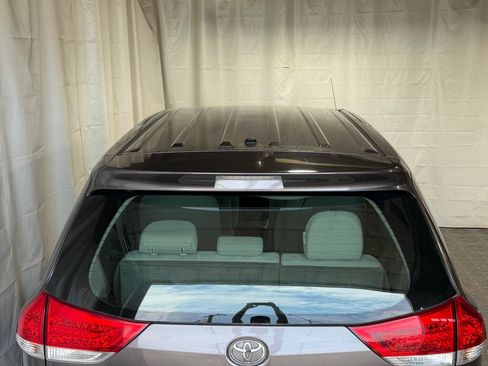 Used 2011 Toyota Sienna w/ Towing Pkg FWD image 6