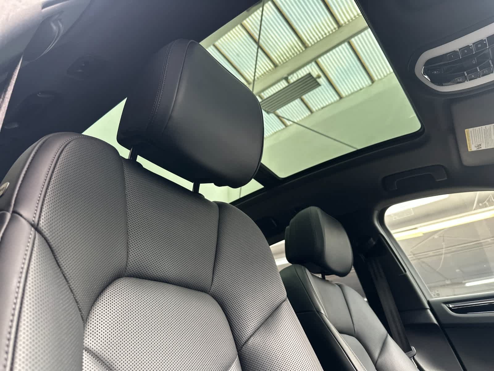 Certified 2025 Porsche Macan AWD/4WD image 18