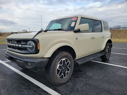 Used 2025 Ford Bronco Outer Banks image 2