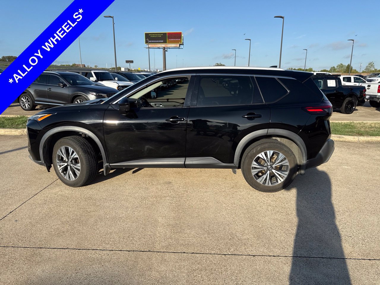 Used 2021 Nissan Rogue SV w/ Premium Package FWD image 3