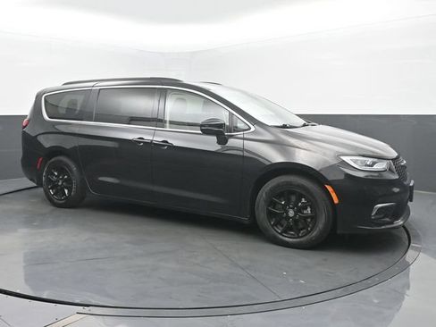 Used 2022 Chrysler Pacifica Touring-L FWD image 7