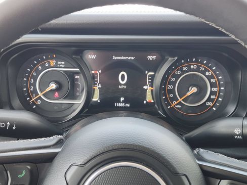 Used 2025 Jeep Gladiator Mojave w/ Convenience Group AWD/4WD image 16