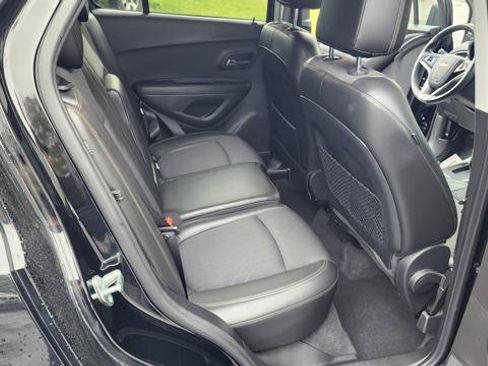 Used 2017 Chevrolet Trax LT w/ LT Convenience Package FWD image 16
