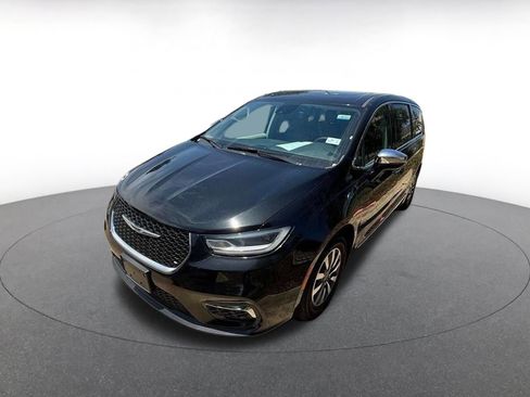 Used 2023 Chrysler Pacifica Limited FWD image 2