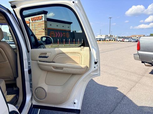 Used 2014 Cadillac Escalade Luxury AWD/4WD image 32