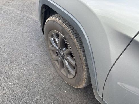 Used 2016 Jeep Cherokee Sport FWD image 4