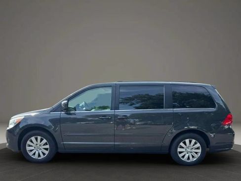 Used 2012 Volkswagen Routan SEL FWD image 2