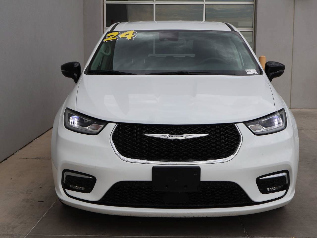 Used 2024 Chrysler Pacifica Limited FWD image 5