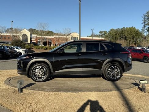 Used 2025 Chevrolet Trax LT image 4