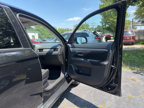 Used 2016 Mitsubishi Outlander SE FWD image 32