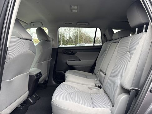 Used 2021 Toyota Highlander LE image 14