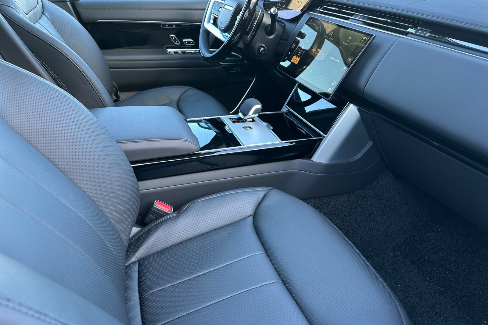New 2026 Land Rover Range Rover Long Wheelbase SE AWD/4WD image 16