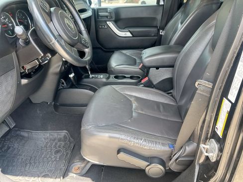 Used 2014 Jeep Wrangler Unlimited Sahara w/ Connectivity Group AWD/4WD image 13