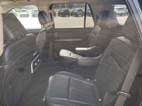 Used 2022 Ford Expedition XLT image 11