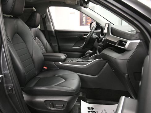 Used 2023 Toyota Highlander XLE AWD/4WD image 39