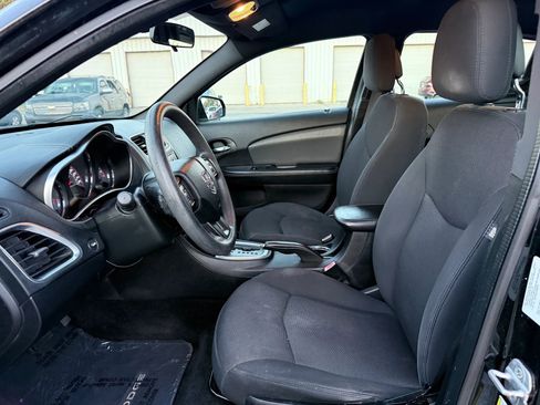 Used 2013 Dodge Avenger SE FWD image 2