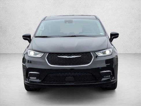 Used 2024 Chrysler Pacifica Touring-L image 2