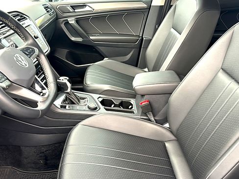 Used 2024 Volkswagen Tiguan SE image 13