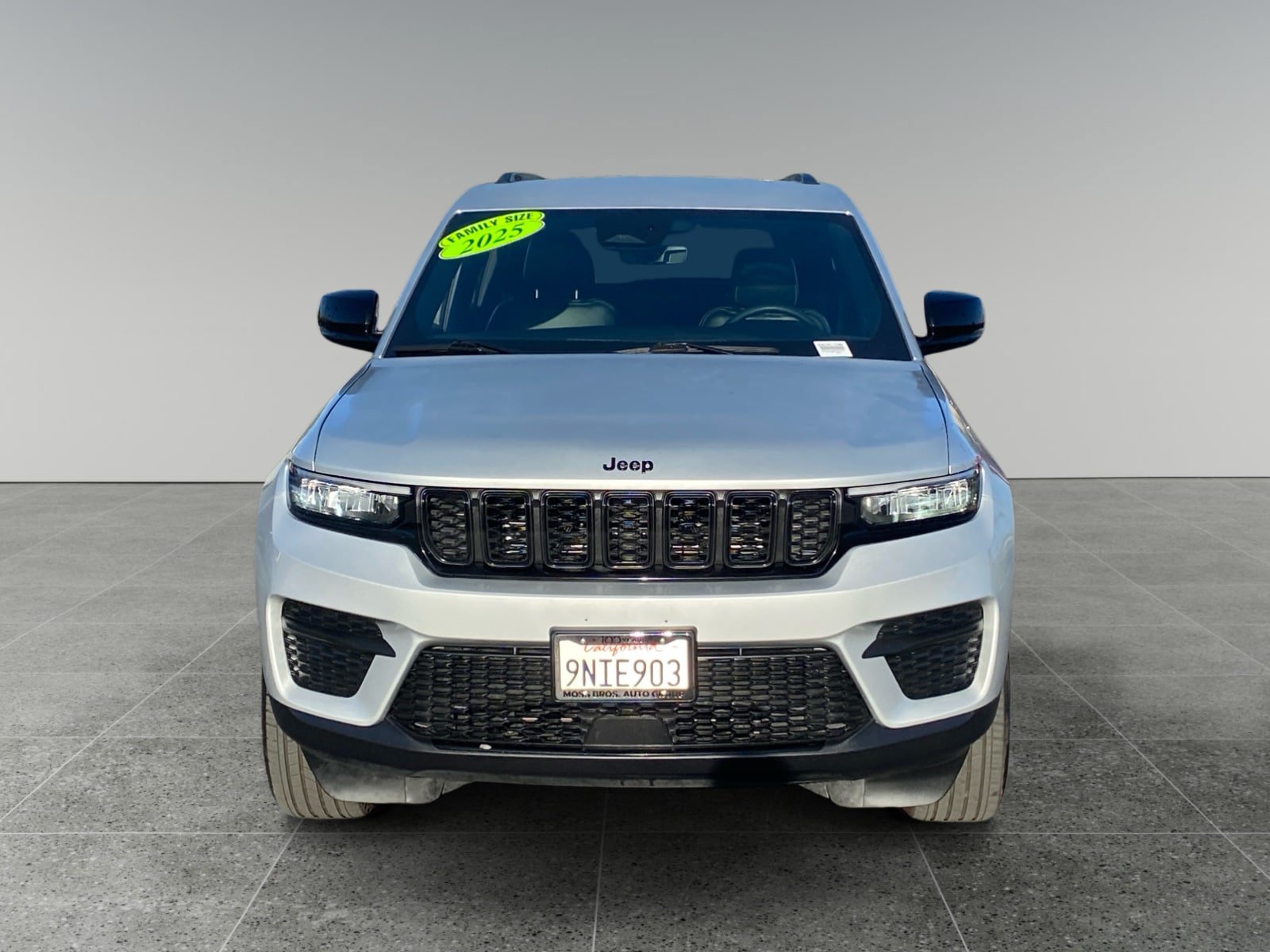 Used 2025 Jeep Grand Cherokee Altitude AWD/4WD image 8