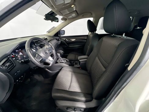 Used 2019 Nissan Rogue SV w/ Premium Package image 14