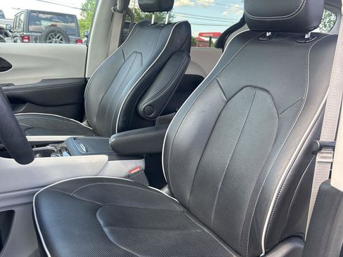 Used 2023 Chrysler Pacifica Limited image 8