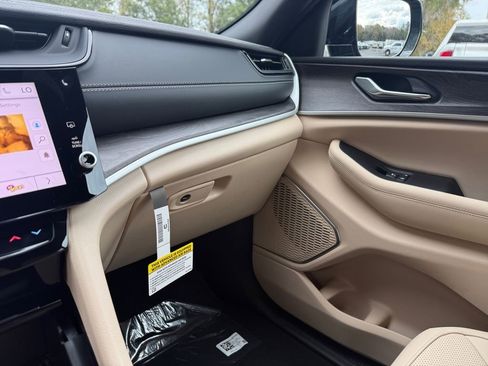 New 2026 Jeep Grand Cherokee Limited w/ Luxury Tech Group II RWD image 24