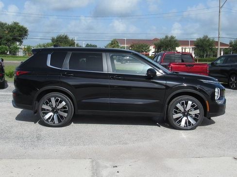 New 2025 Mitsubishi Outlander SE image 2