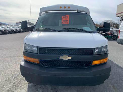 Used 2018 Chevrolet Express 3500 w/ Driver Convenience Package RWD image 2