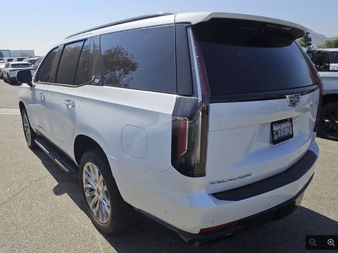 Used 2024 Cadillac Escalade Premium Luxury AWD/4WD image 2