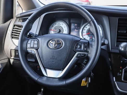 Used 2020 Toyota Sienna SE w/ Nightshade Edition FWD image 14