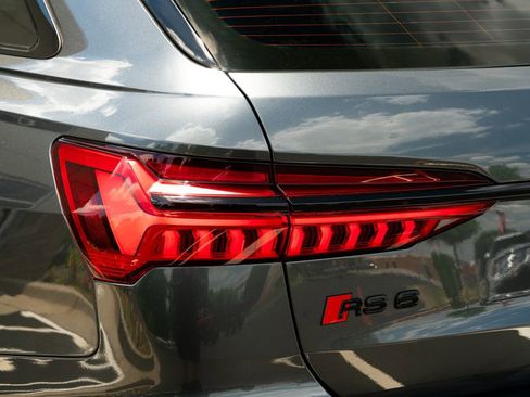 Used 2022 Audi RS 6 w/ Executive Package AWD/4WD image 21
