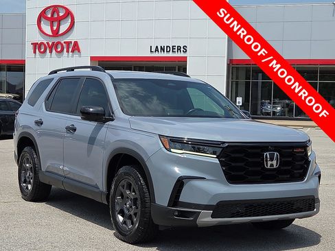 Used 2025 Honda Pilot TrailSport image 1