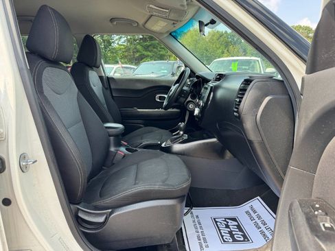 Used 2018 Kia Soul + FWD image 19