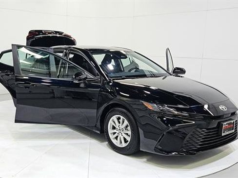 Used 2025 Toyota Camry LE FWD image 29