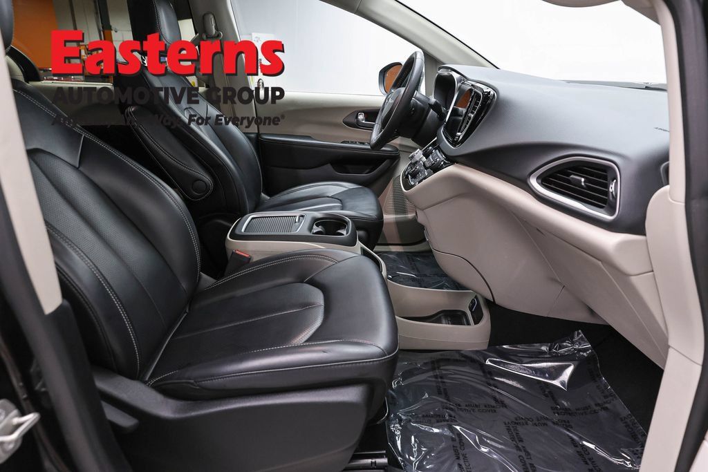 Used 2023 Chrysler Pacifica Touring-L FWD image 24