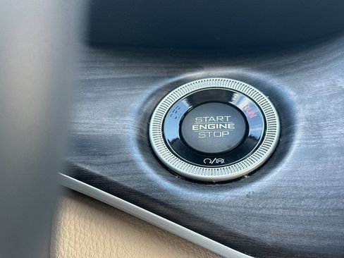 Used 2022 Jeep Grand Cherokee L Limited w/ Luxury Tech Group II image 23