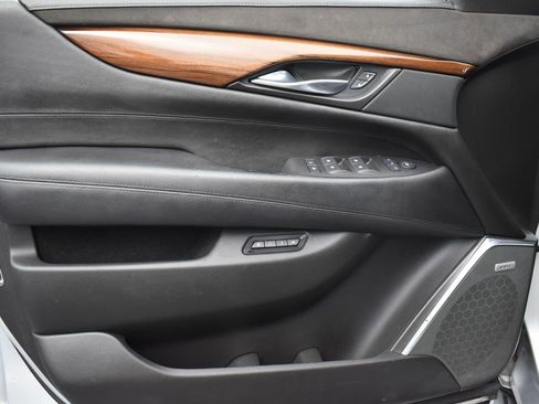 Used 2016 Cadillac Escalade Luxury image 9