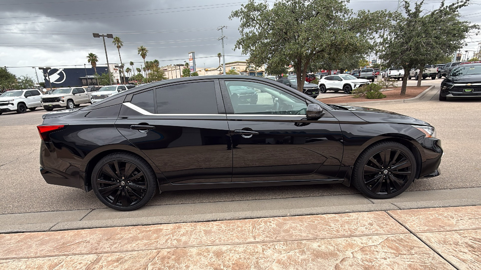 Used 2022 Nissan Altima 2.5 SR w/ Midnight Edition Package FWD image 6
