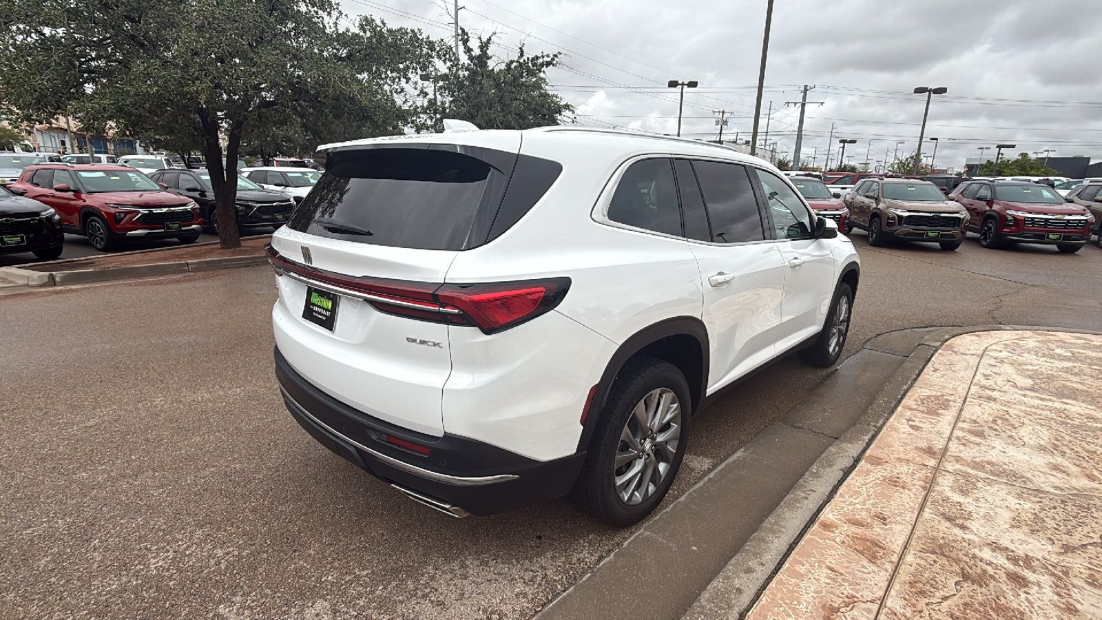 Used 2025 Buick Enclave Preferred AWD/4WD image 7